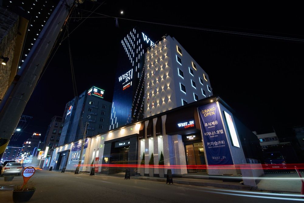 West In Hotel