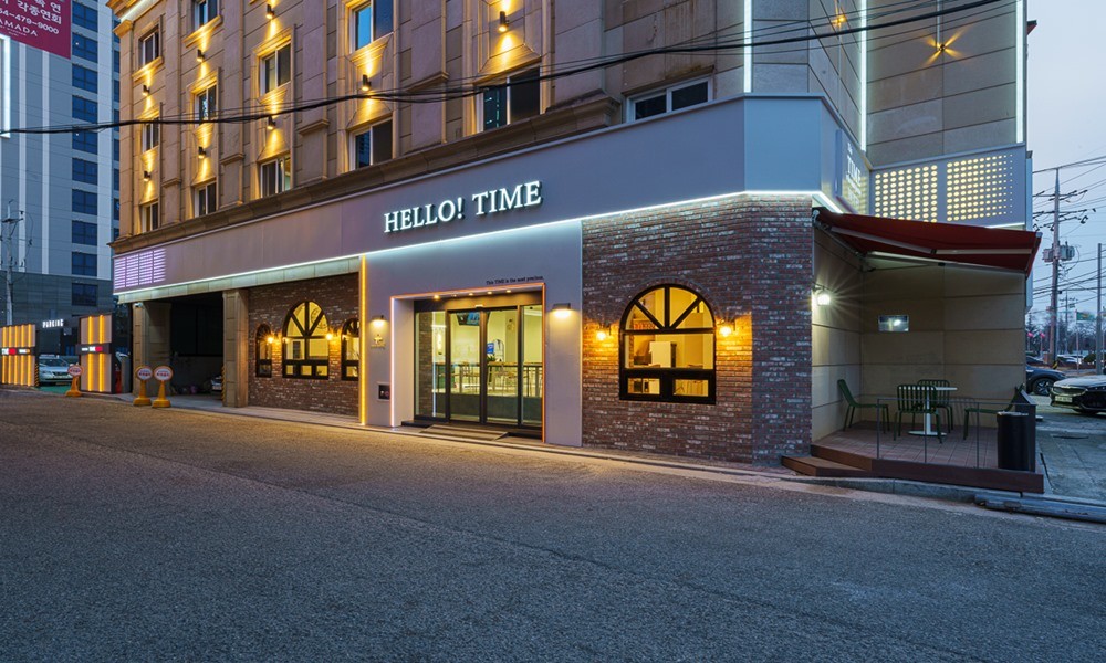 hotelImg