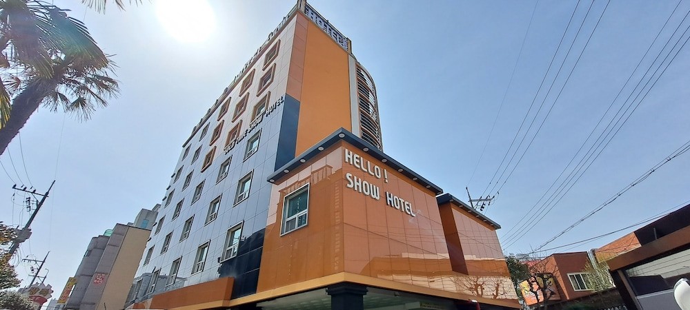 hotelImg