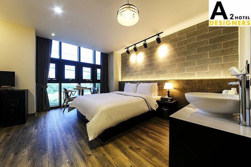 hotelImg