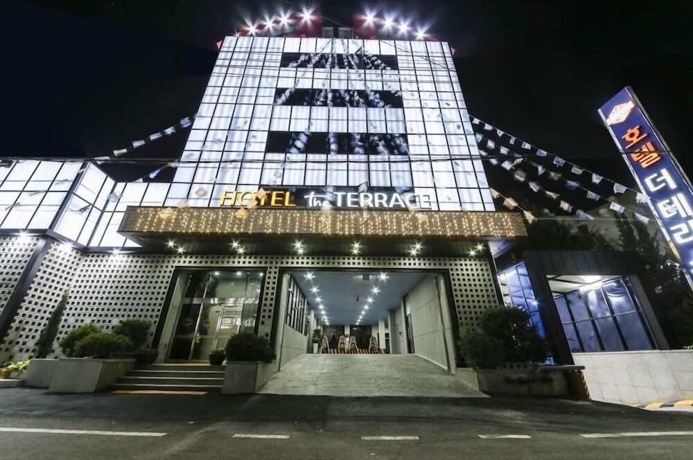 hotelImg