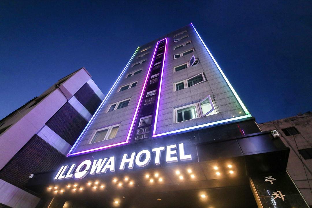 hotelImg