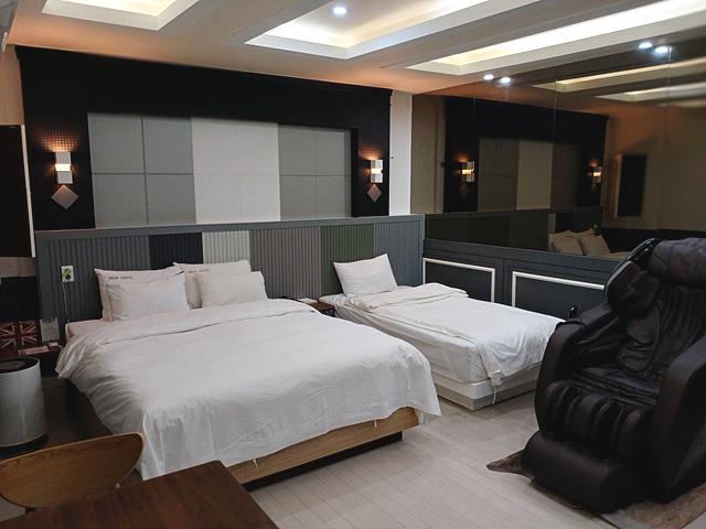 hotelImg