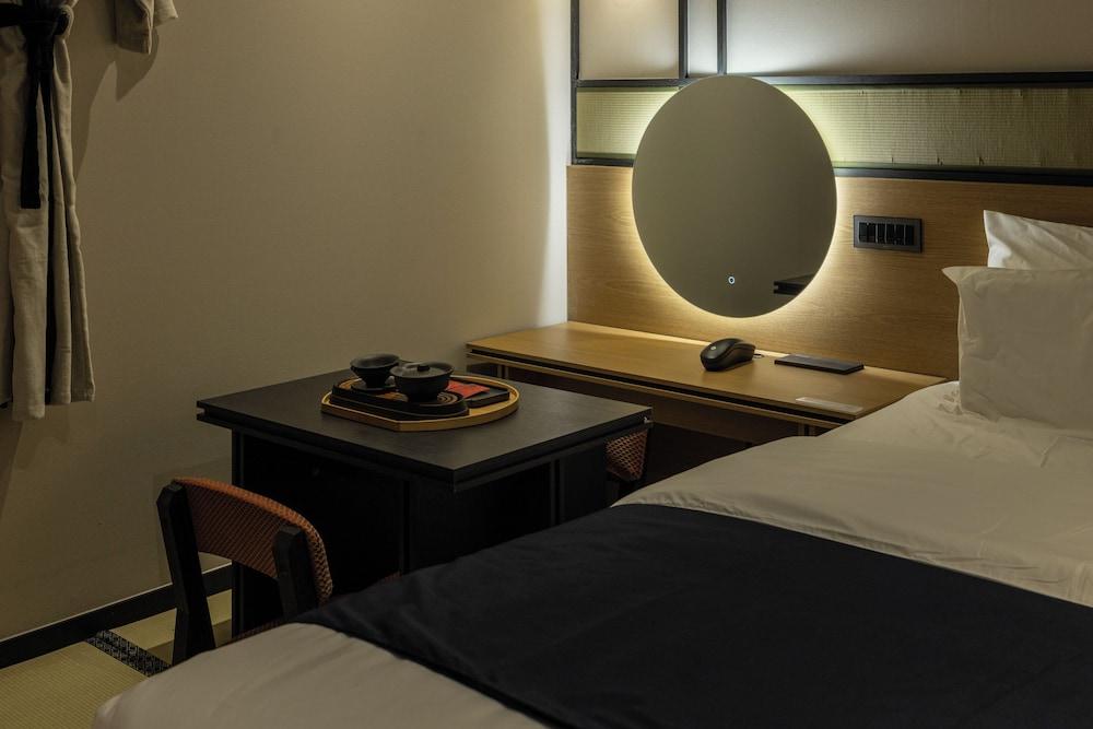 hotelImg