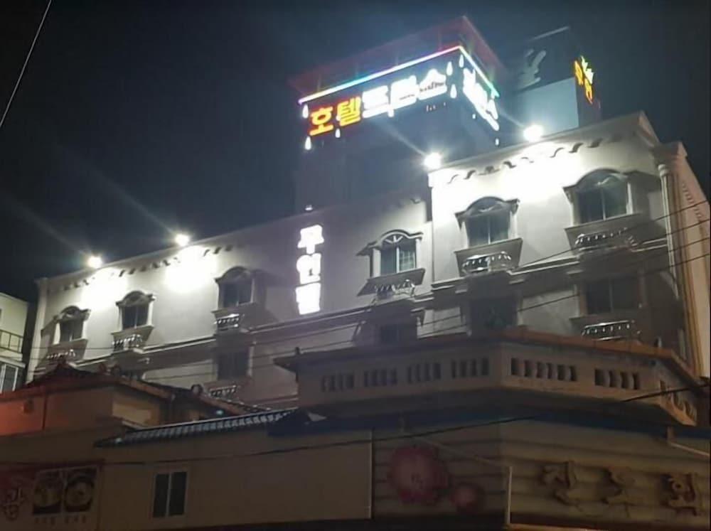 hotelImg
