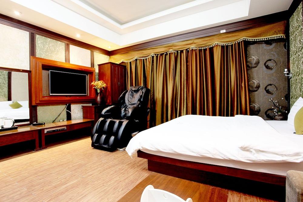 hotelImg