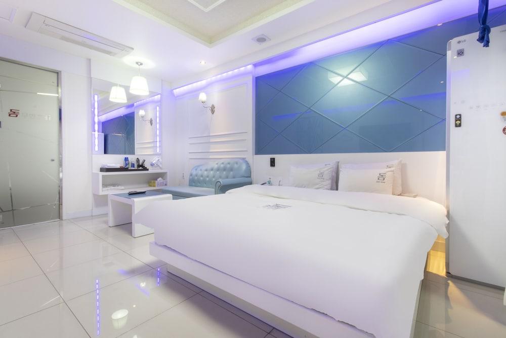 hotelImg