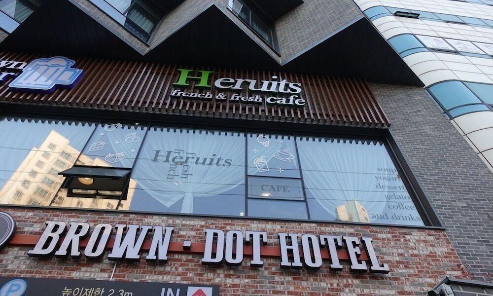 hotelImg