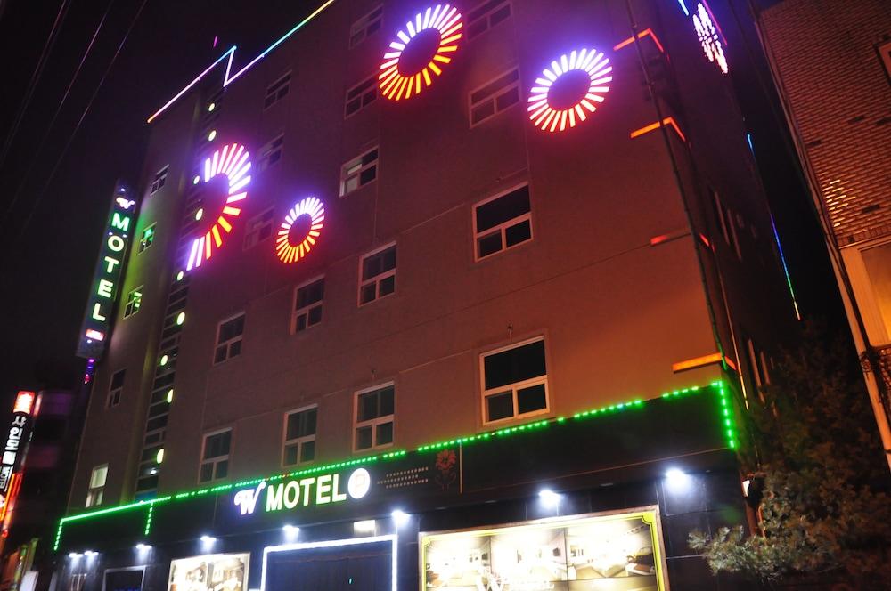 hotelImg