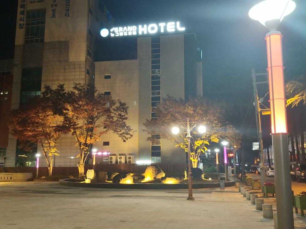 hotelImg