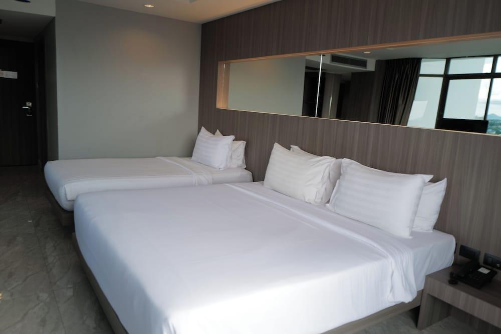 hotelImg