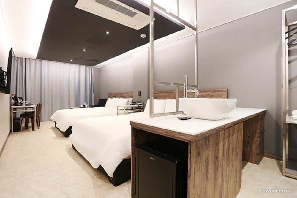 Louis Hotel