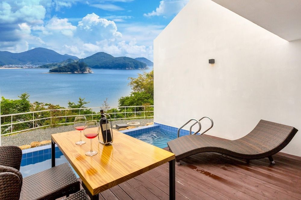 Geoje Star Marine Pool Villa Pension - V