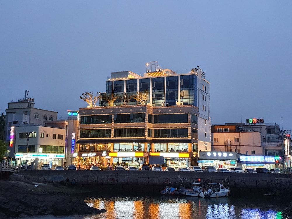 Owl Hotel
