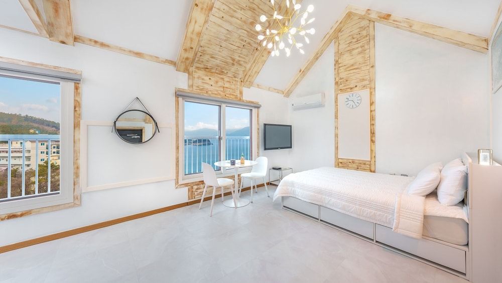 Yeosu Dulggot Pension