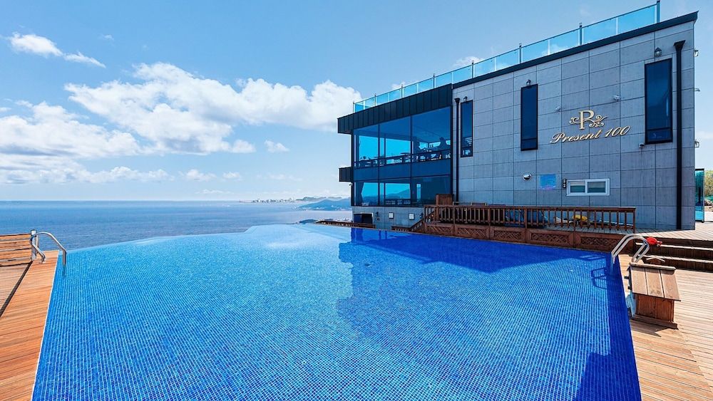 Present Poolvilla