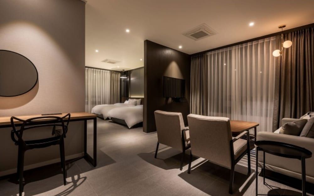 Queen Town Hotel
